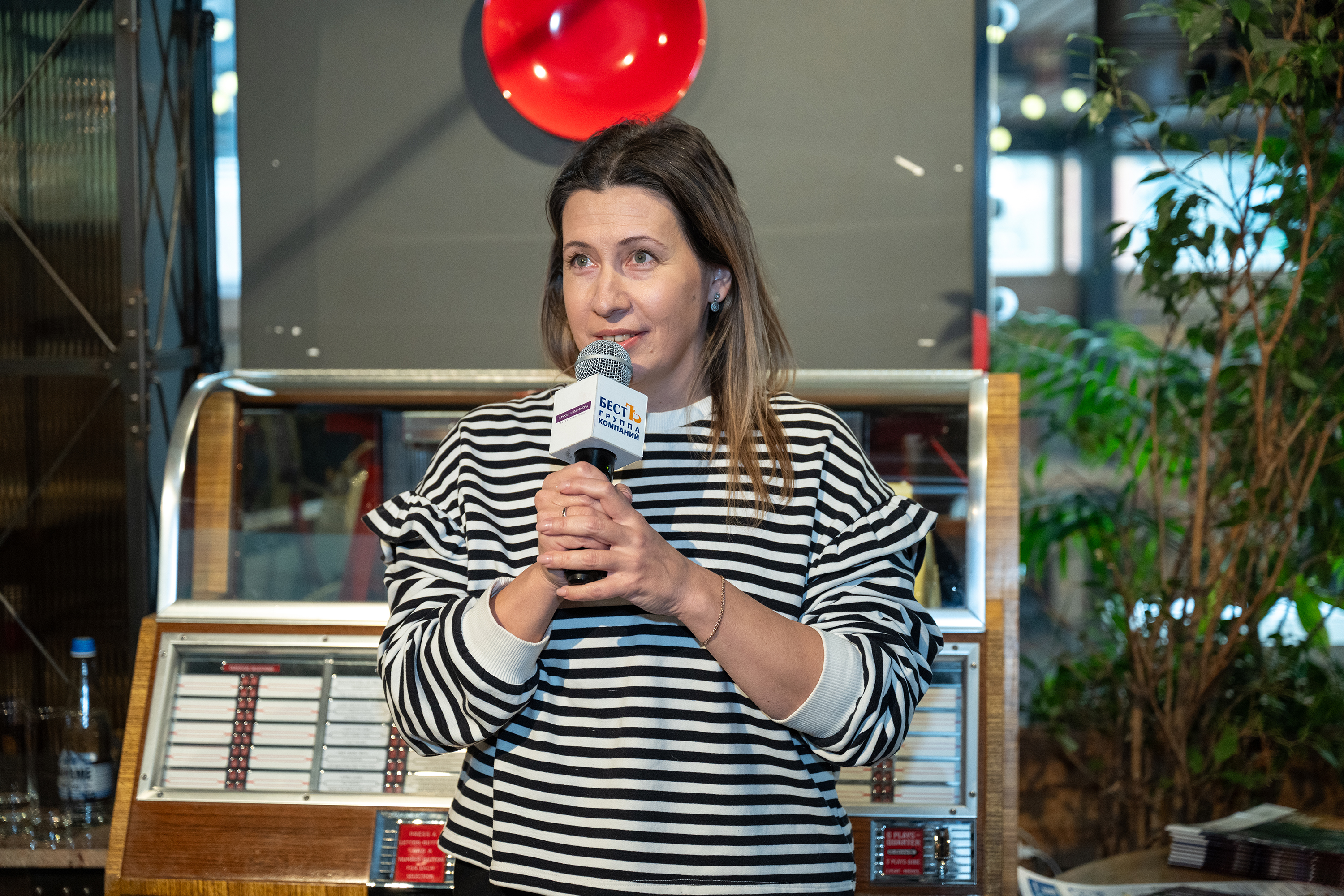 Эксперт УК ДОХОДЪ Ольга Маслова выступает на деловом завтраке, посвященном сложной недвижимости Петербурга